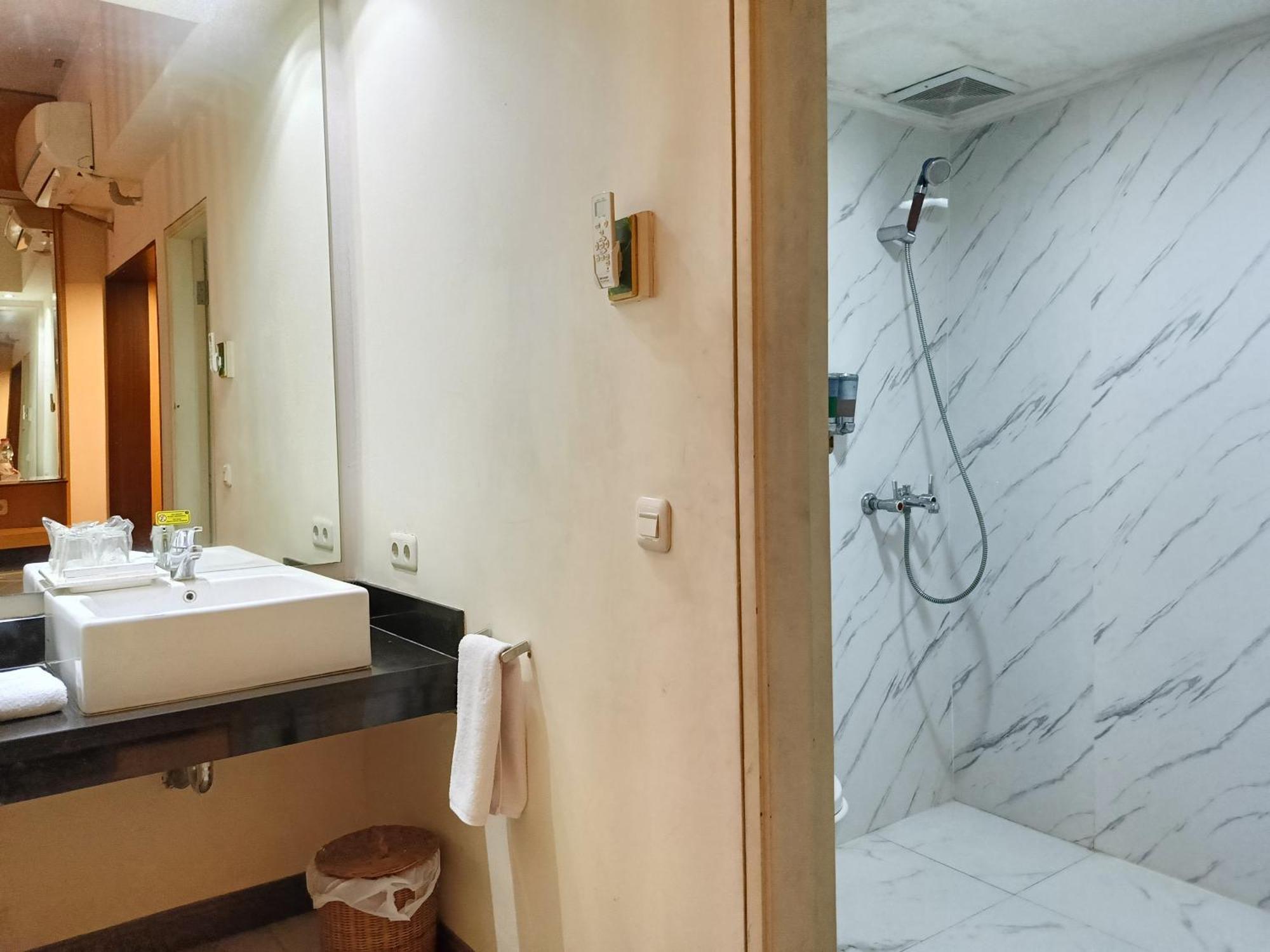 Lux Tychi Hotel Malang Eksteriør bilde